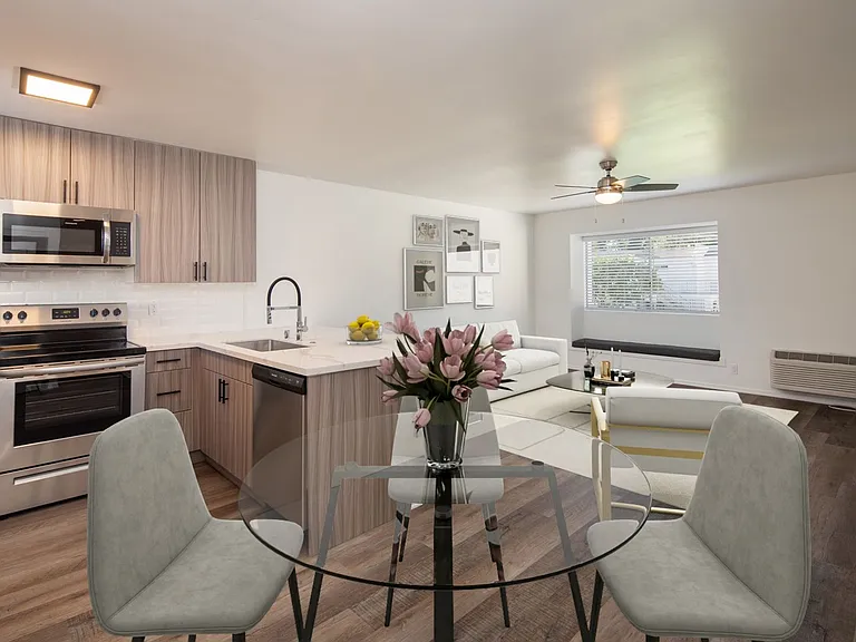 Gorgeous huge units in premier location! ASK ABOUT OUR MOVE-IN SPECIALS!! — Photo 3