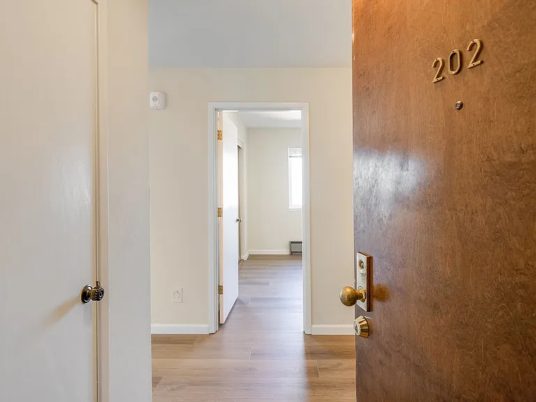 545 Burnett Avenue — Photo 5