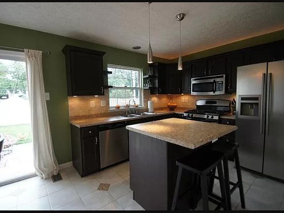 3rd image of 943 Felicia Ct