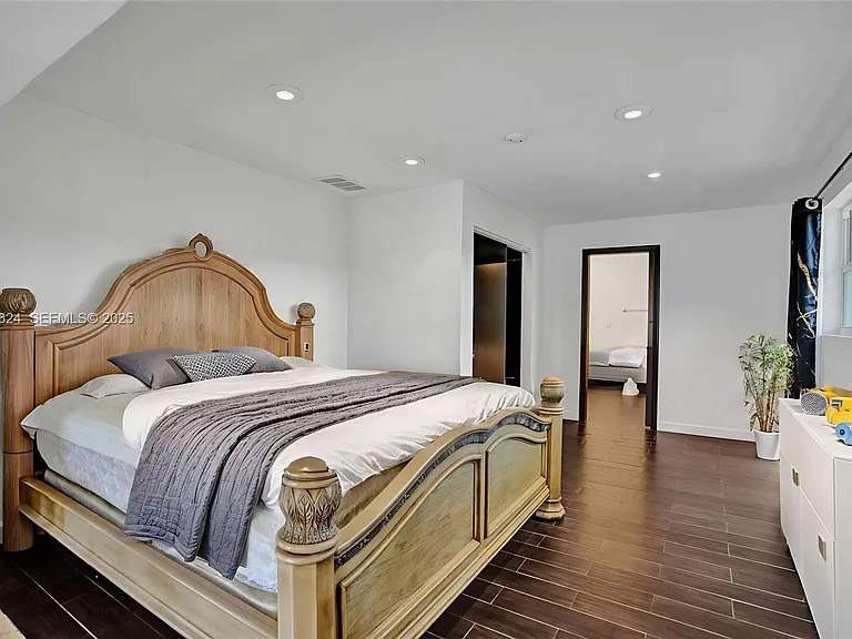 3100 NE 56th Ct — Photo 9