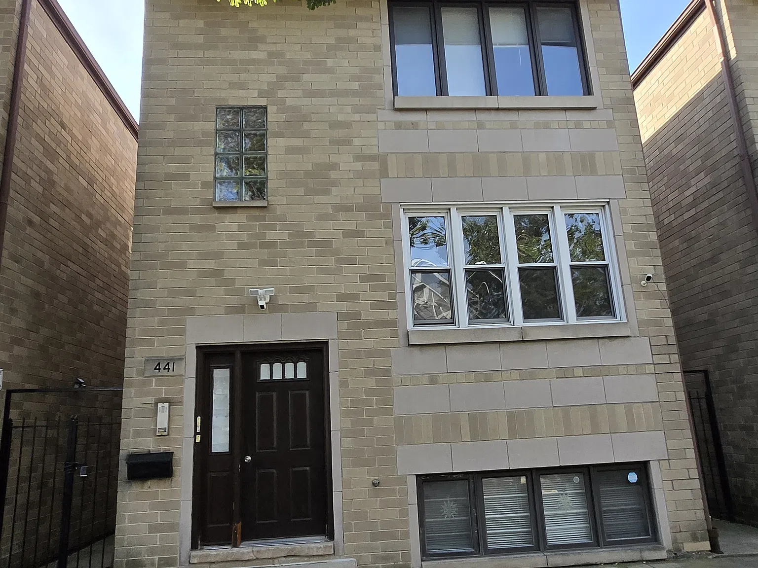 3 bed, 1000 sqft, $1,900 — Photo 1
