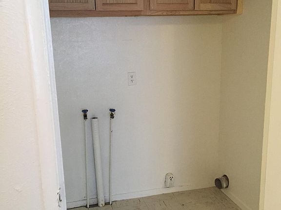 3rd image of 913 W 31st St