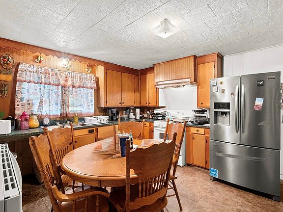 3rd image of 421 Pecan St