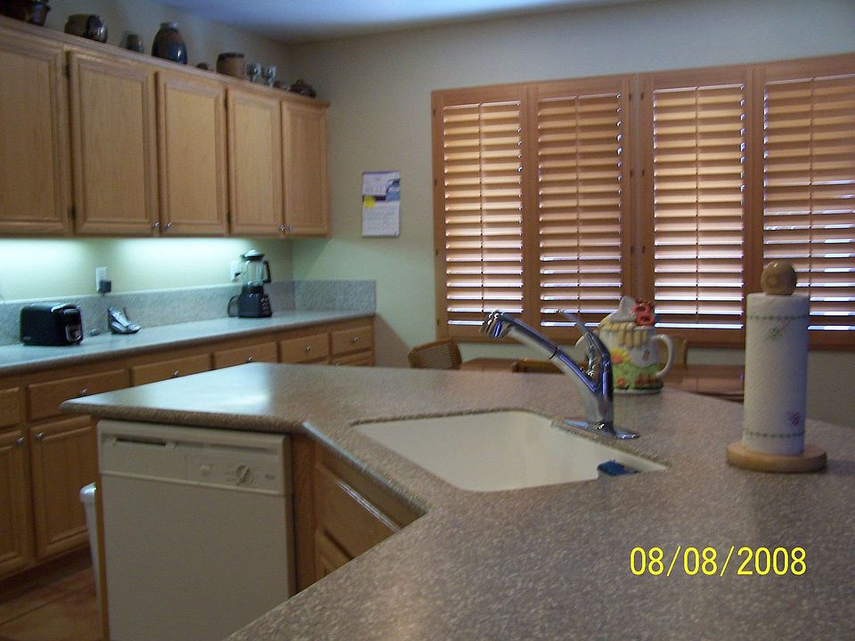 kitchen w/ eating area
