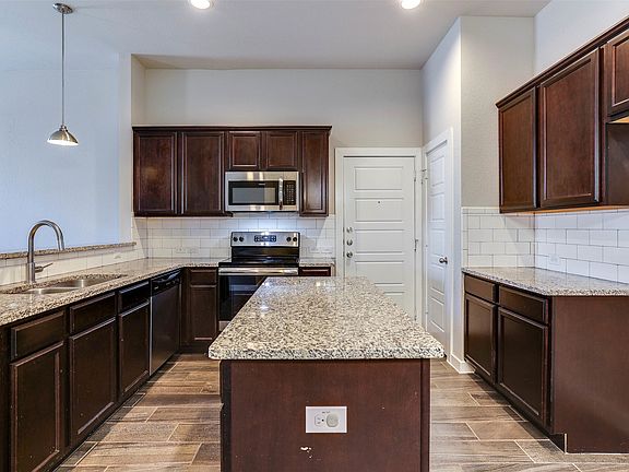 5th image of 1029-1031 Skyview Ct