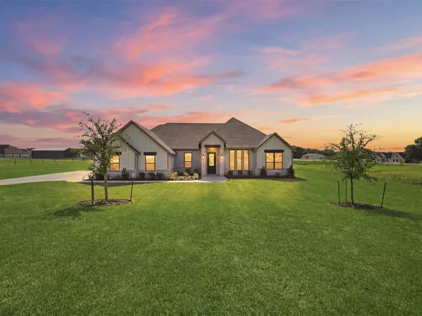 2004 Forest Bridge Dr, Azle, TX 76020