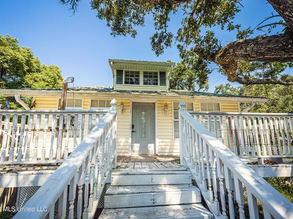717 Columbus Dr, Pascagoula, MS 39567