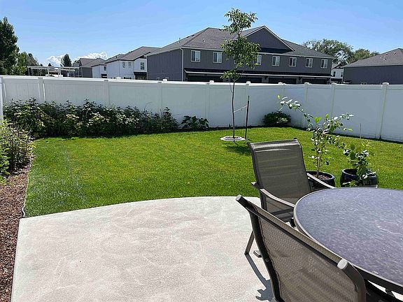 Back patio and garden space