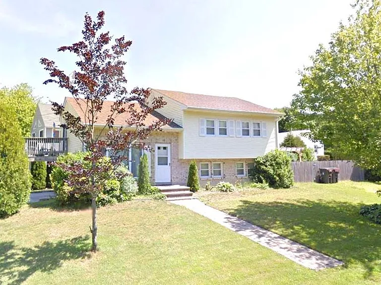 20 Burbank Ave — Photo 26