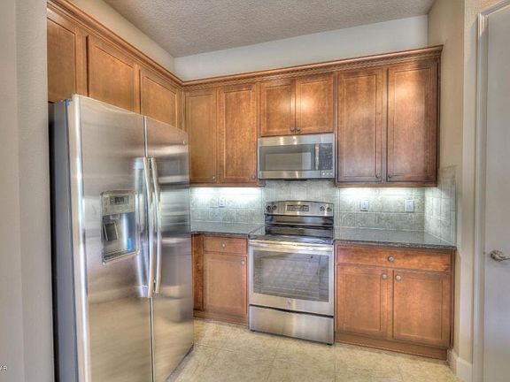 5th image of 801 Aldenham Ln