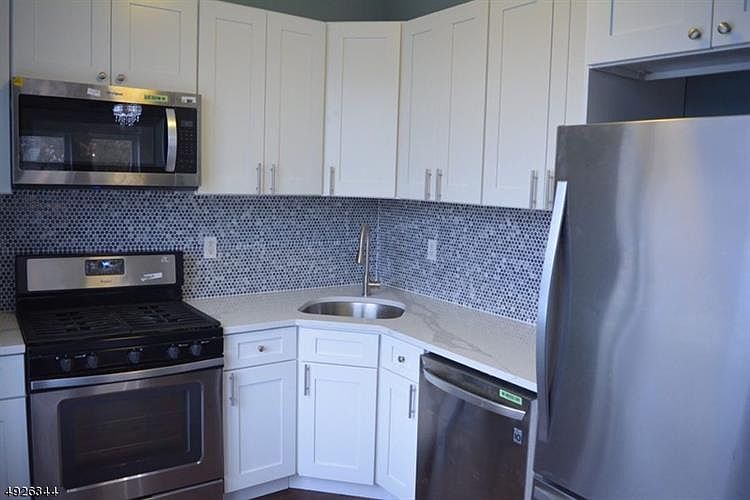 1st image of 290 Ogden St APT 3