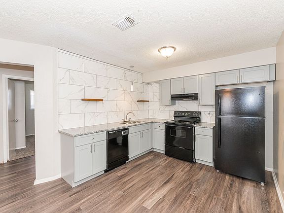 4th image of 400 Rosewood Ave APT 204