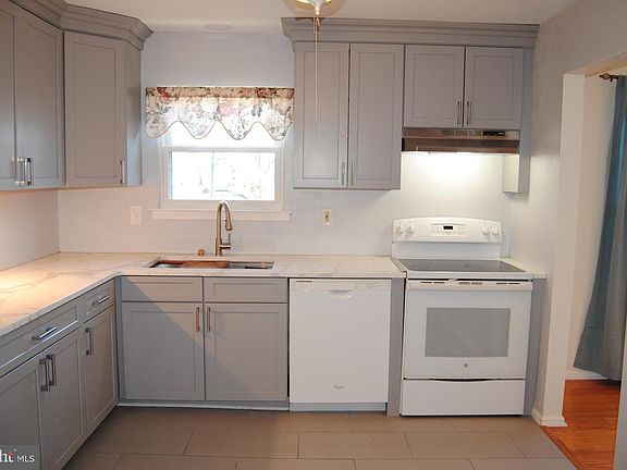 4th image of 10 Featherbed Ct