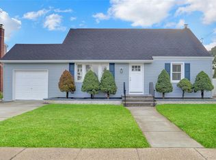 15 Cornwall Ln, Hicksville, NY 11801