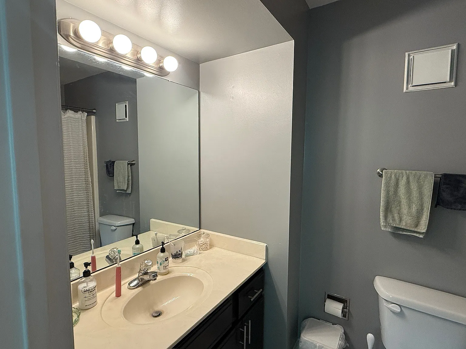 2 bed, 2.5 bath, 1350 sqft, $2,400 — Photo 3