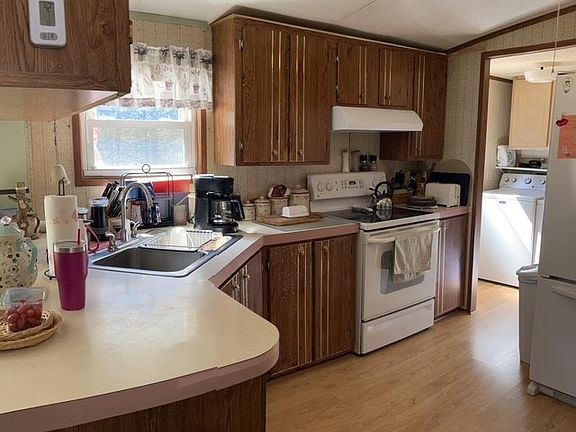 5th image of 1220 Logan Ln