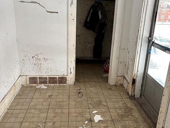 2nd image of 5042 Dailey St