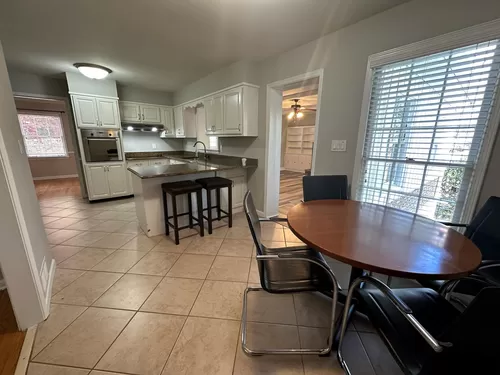 Kitchen and breakfast area. Opens to family room - 4335 Bethesda Trl
