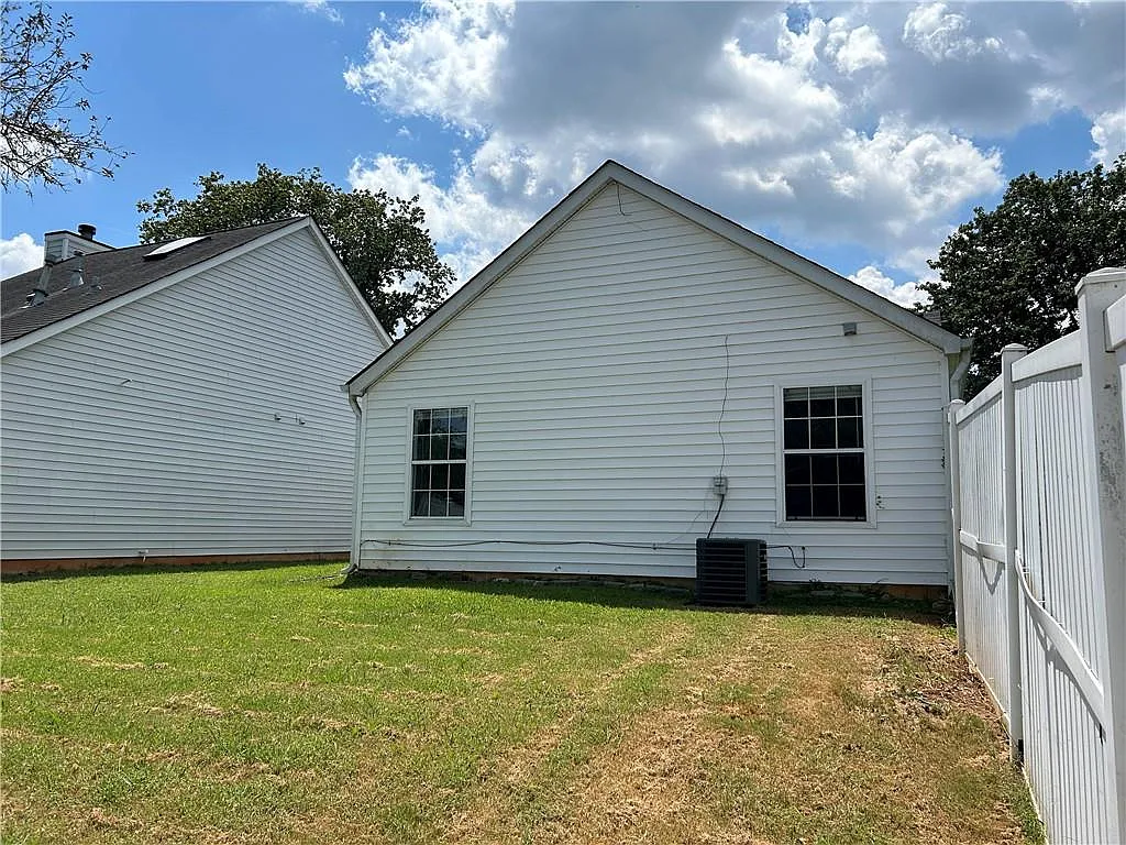 3 bed, 2.0 bath, 988 sqft, $2,100 — Photo 2