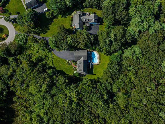 4th image of 133 Hawthorne Lane