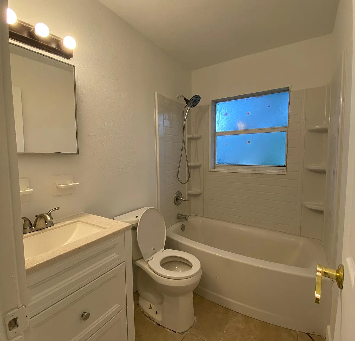 3 bed, 840 sqft, $1,570 — Photo 4