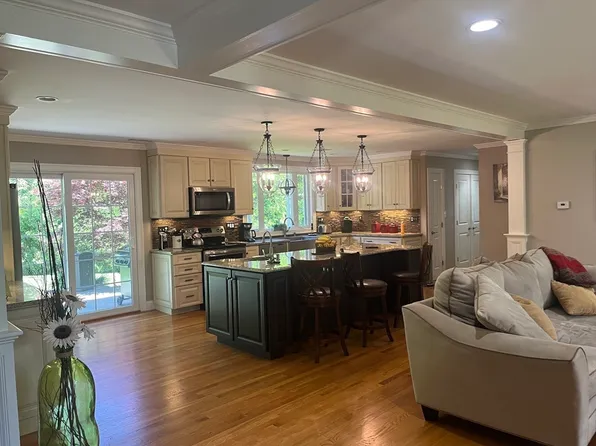 15 Wayne Memorial Dr, Dartmouth, MA 02747