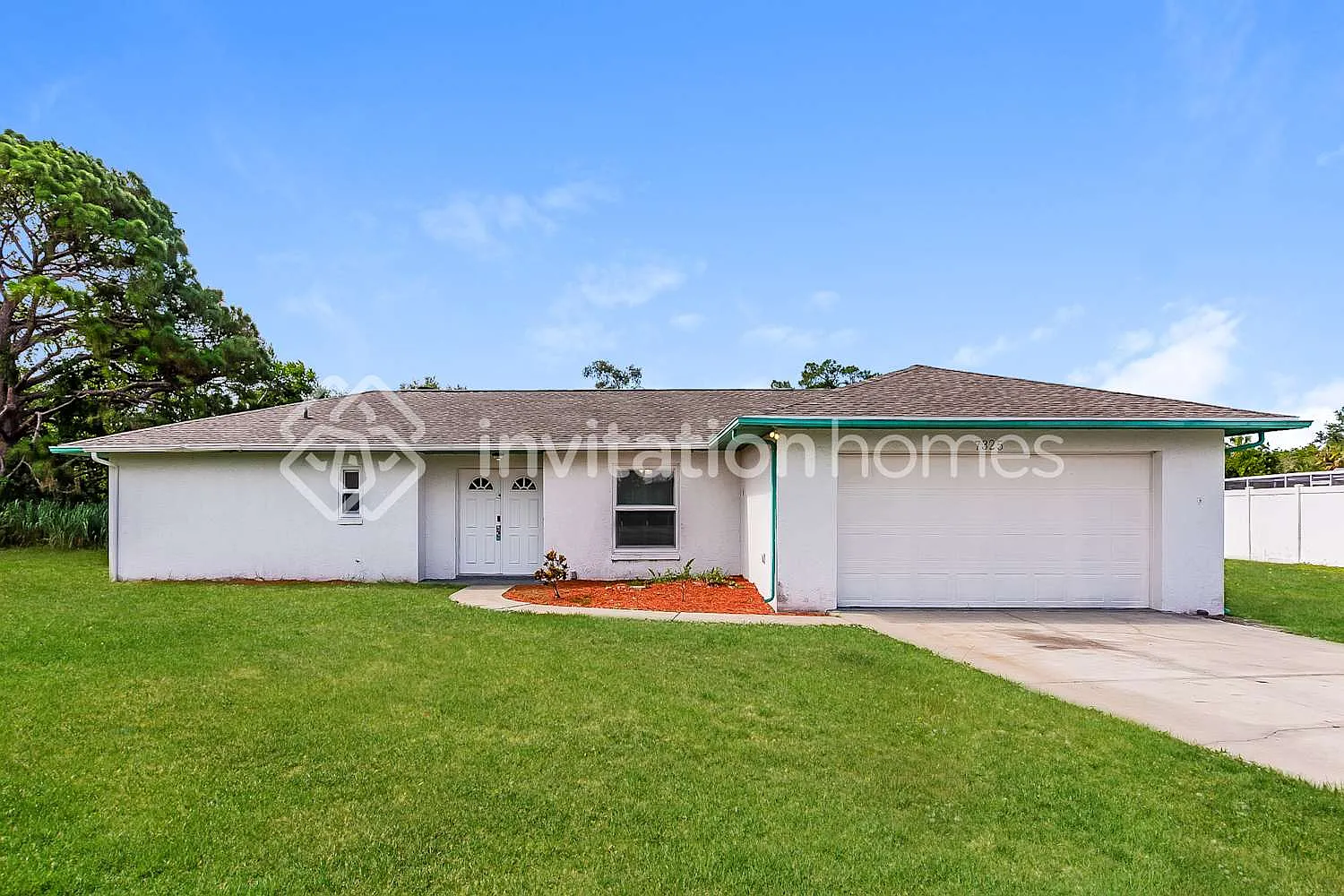 7325 Claries Dr Sarasota, FL 34243 — Photo 1