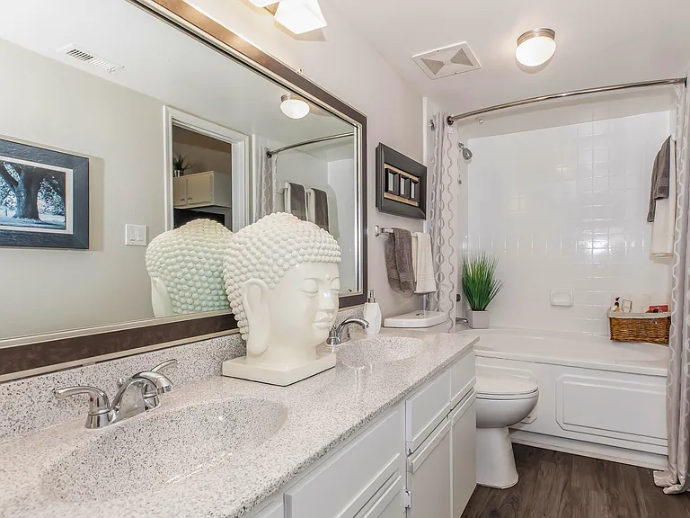 The Lakeview Apartmentss — Photo 14