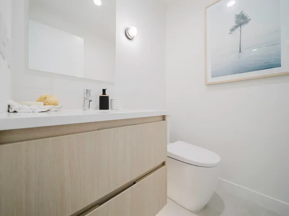 595 Kemsley Ave #306, Coquitlam, BC V3J 3Z2