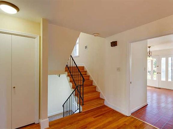 4th image of 2055 N Abingdon St