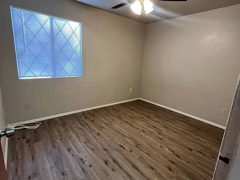 3028 N Corrine Dr — Photo 10