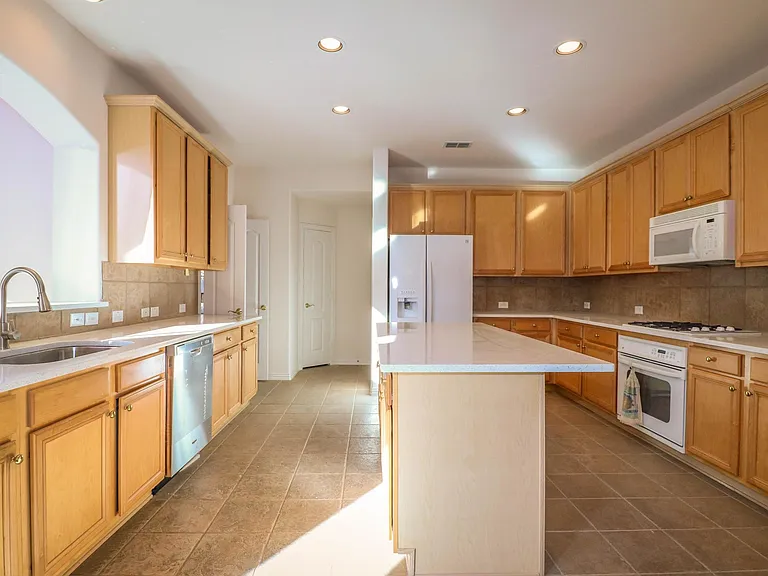 1183 Heathrow Dr — Photo 11