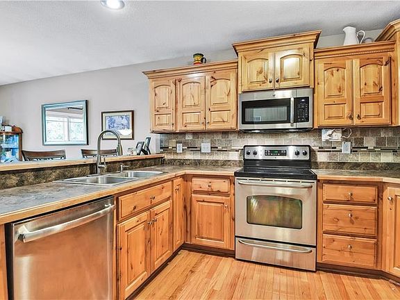 4th image of 10400 Metropolitan Ave