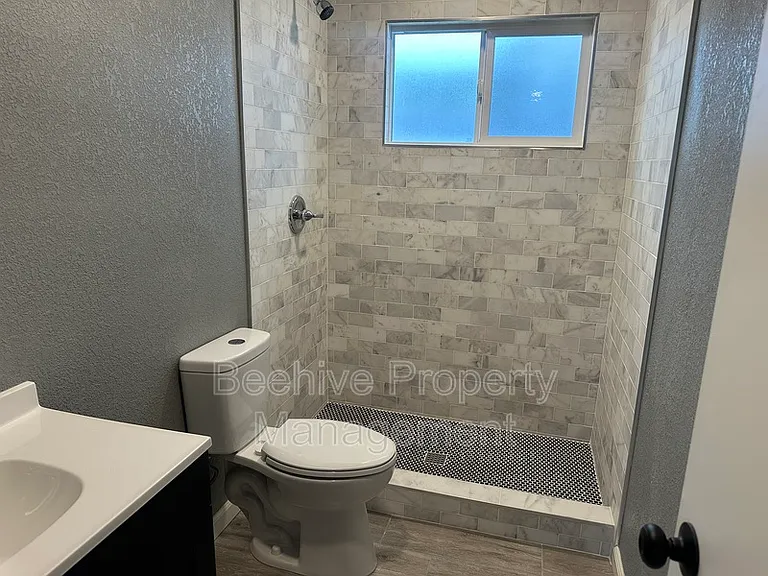 1315 W 4th St — Photo 7