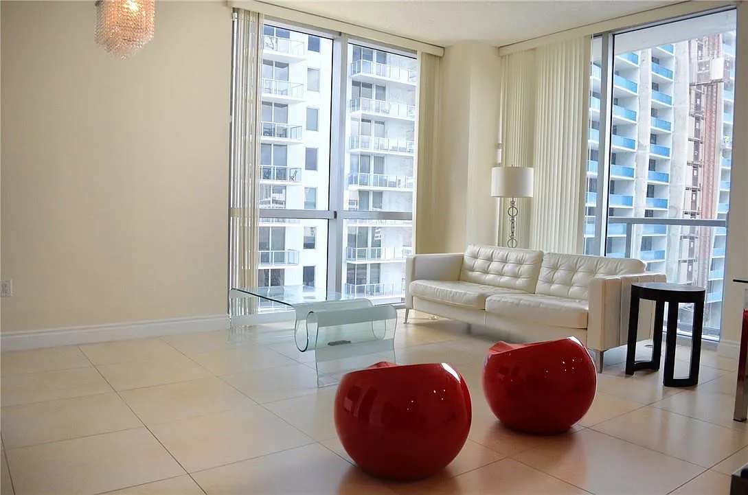 2 bed, 2.5 bath, 1368 sqft, $3,900 — Photo 2
