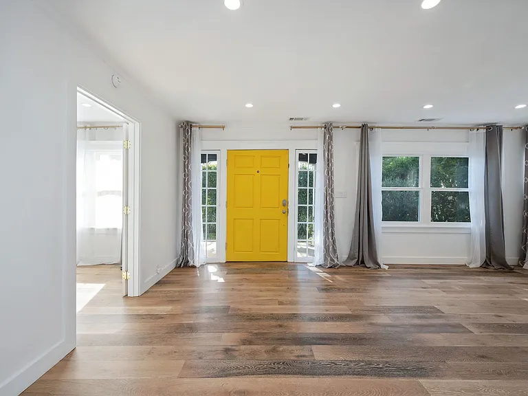 7715 Lexington Ave — Photo 8