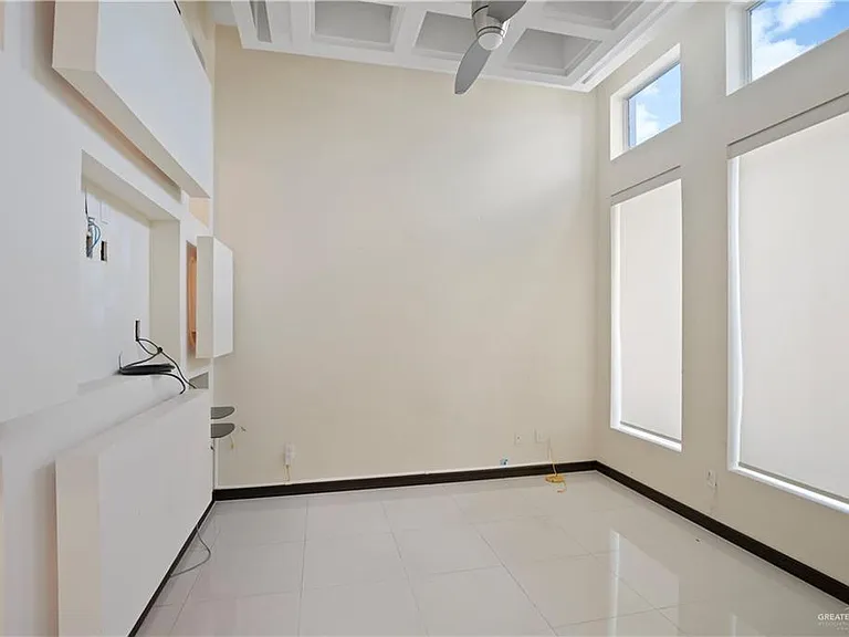 2505 May Ave — Photo 8
