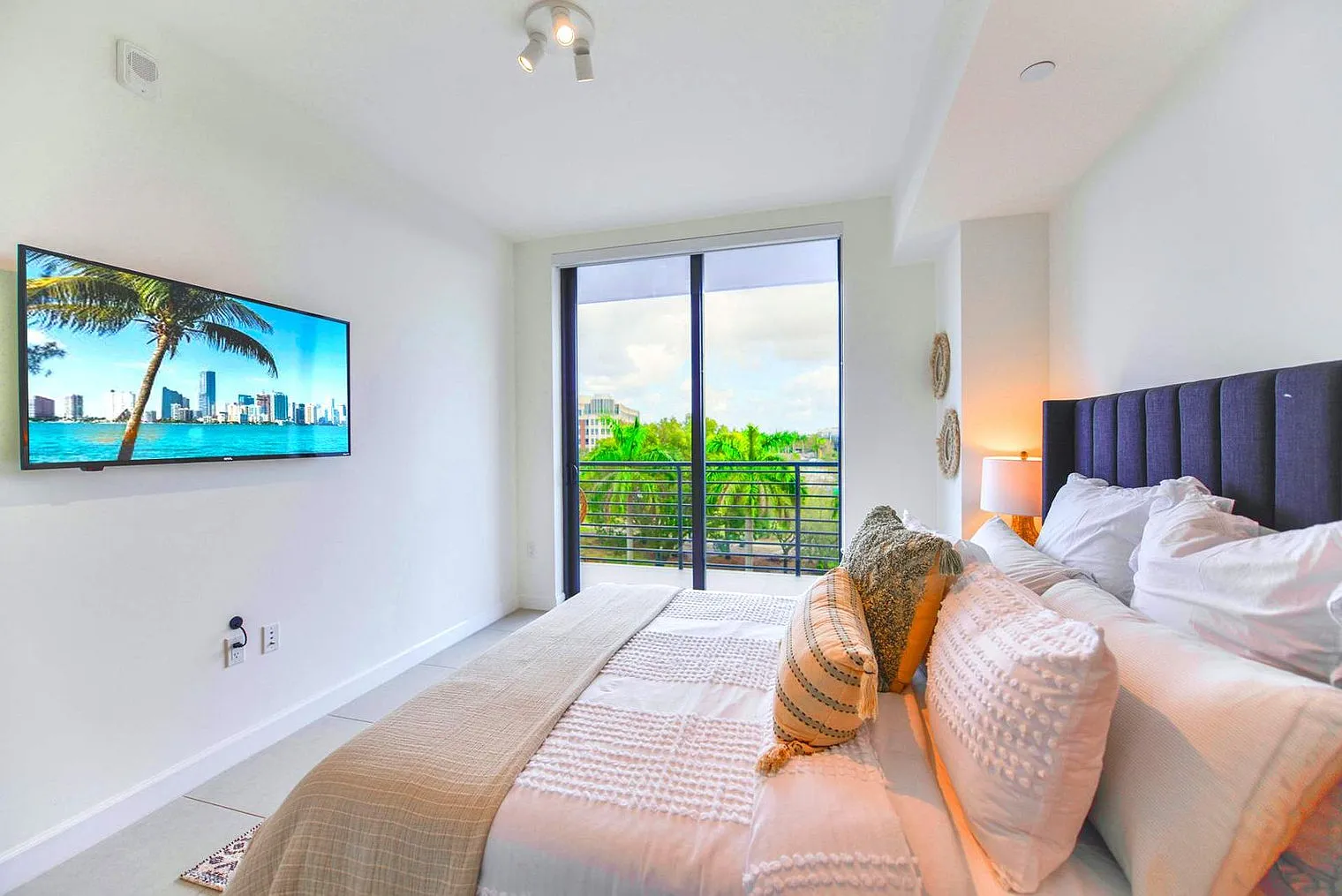 1 bed, 1.0 bath, 656 sqft, $3,515 — Photo 4