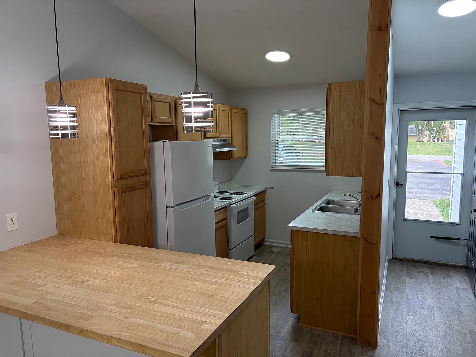2 bed, 925 sqft, $1,360 — Photo 3