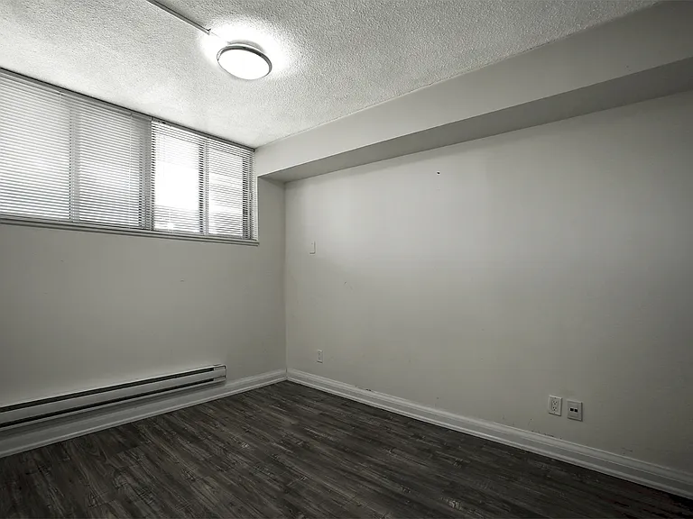 666 King St E — Photo 13