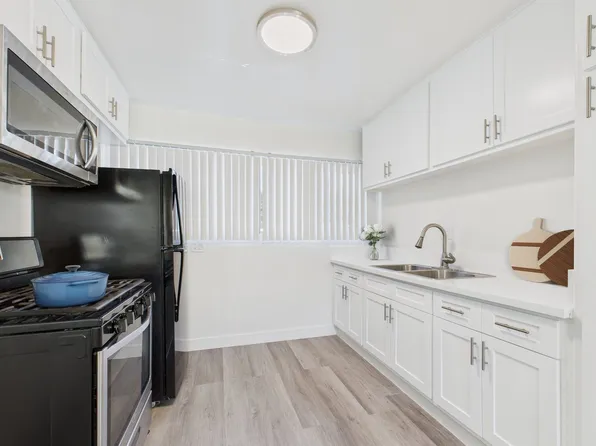 13060 Burbank Blvd. Apartments, 13060 Burbank Blvd #17, Van Nuys, CA 91401