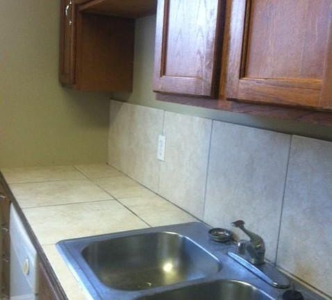 4th image of 616 4th St APT 5