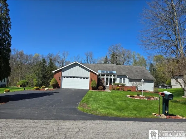 10 Westbury Ct, Jamestown, NY 14701