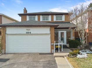 1004 Queensbridge Dr, Mississauga, ON L5C3R1