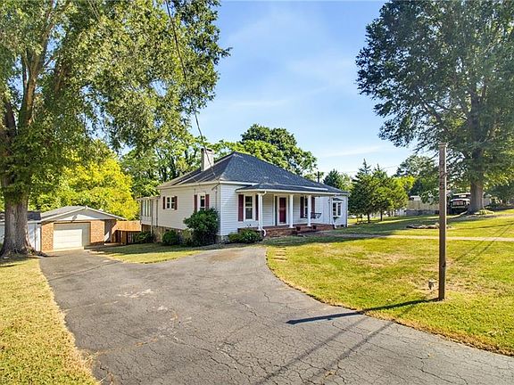 2nd image of 925 Overlook Ave