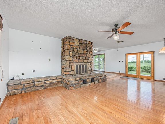 3rd image of 818 Road 21