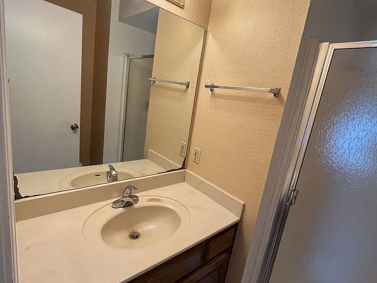 1402 W Lansing St — Photo 18