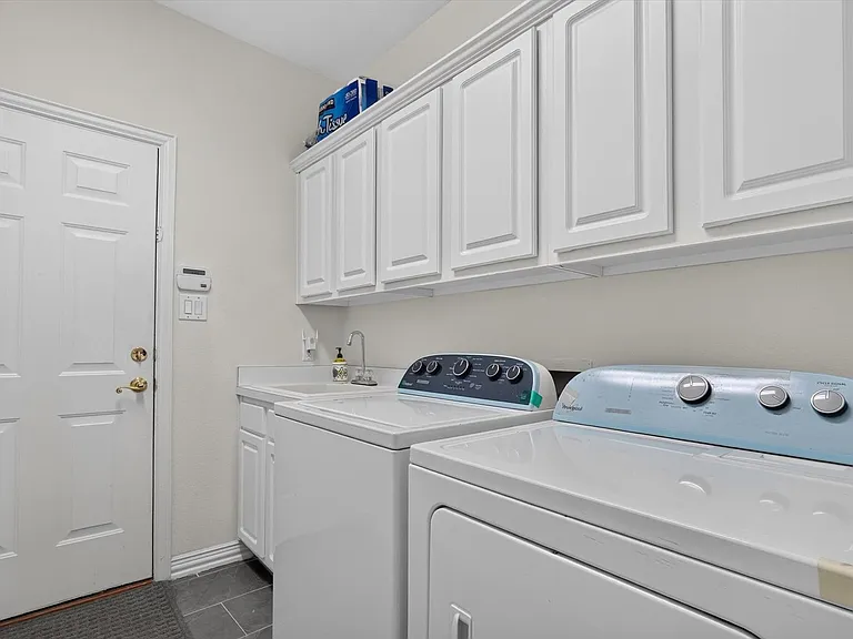 4730 Hampshire Dr — Photo 23