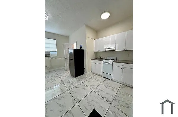 Building Photo - 912 NW 9th Ave