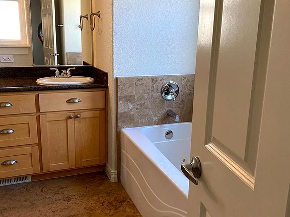 4th image of 106 Creekside Village Dr